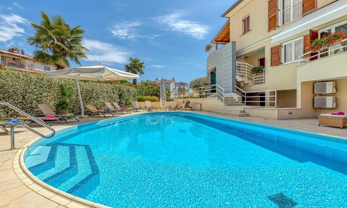 Mali Maj House | Apartment Complex Irena with Pool