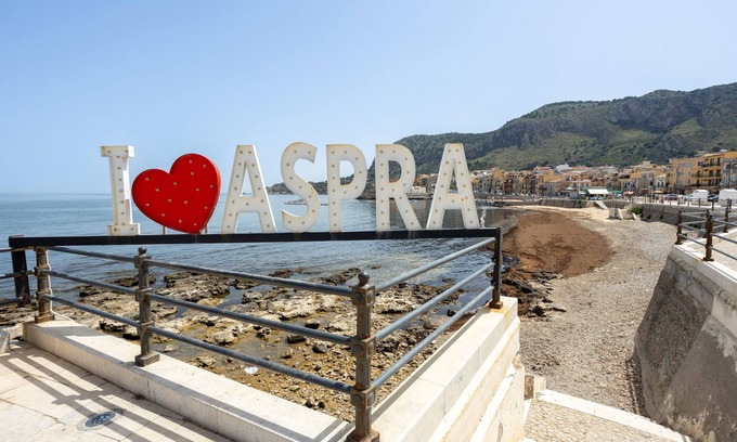 Aspra Apartment | Apartment 'Conchiglia Bianca' with Private Terrace, Wi-Fi and Air Conditioning