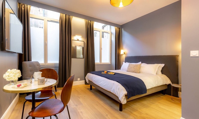 Opera Apartment | Apartment-Deluxe-Wet room-Courtyard view-D7 Marine