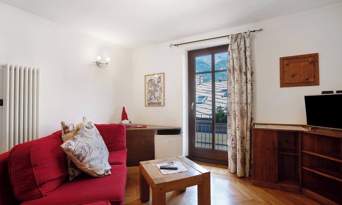 Aosta Apartment | Apartment 'Emilius' with Mountain View, Wi-Fi and Air Conditioning