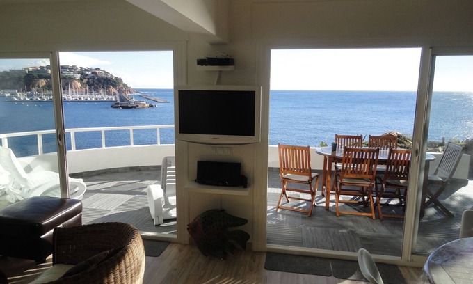 Sant Feliu de Guixols Apartment | APARTMENT FIRST LINE OF SEA/FEET IN THE WATER