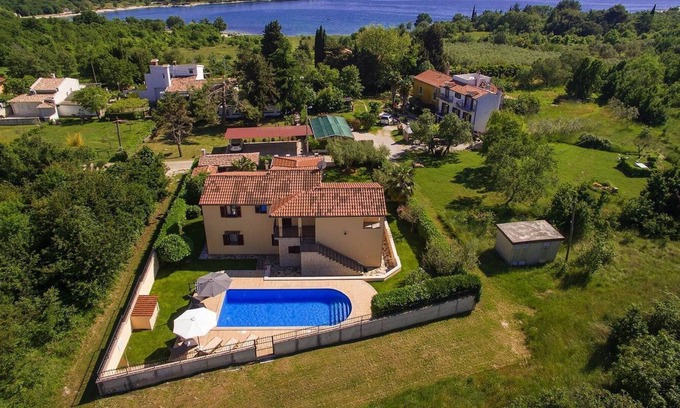 Cervar Apartment | Apartment for 5 persons with common pool 4,5 km from Poreč city center