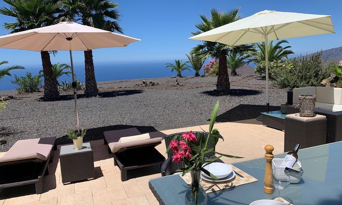Los Llanos de Aridane Apartment | Apartment "Fenia" surrounded by natural lava fields with sea and mountain view