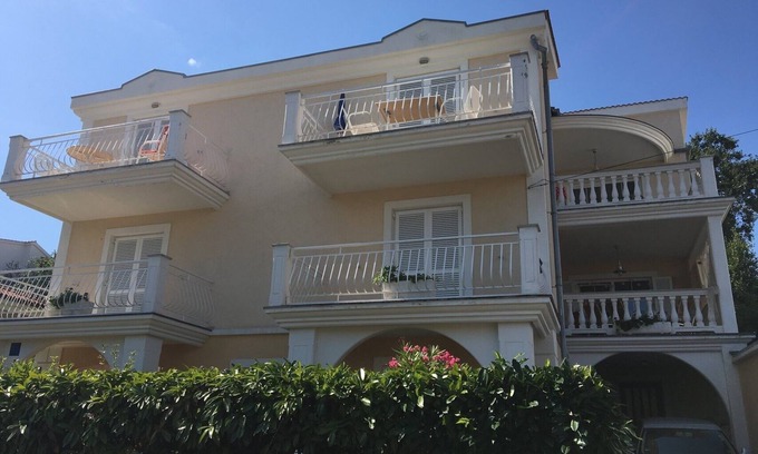 Njivice Apartment | Apartment for 2-3 people with great sea views and close to the beach