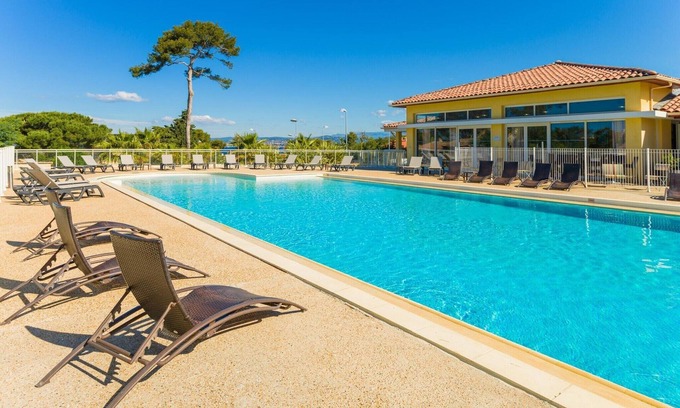 Le Brusc Apartment | Apartment with Terrace & Pool