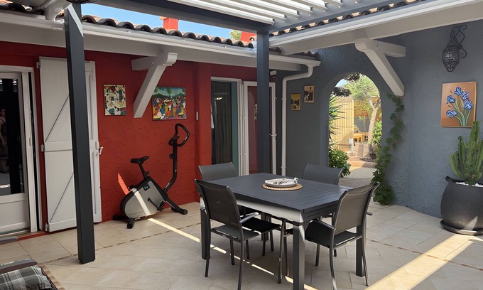 Six-Fours-les-Plages House | Apartment 'Autour D'un Patio, Proche Mer' with Private Terrace, Wi-Fi and Air Conditioning