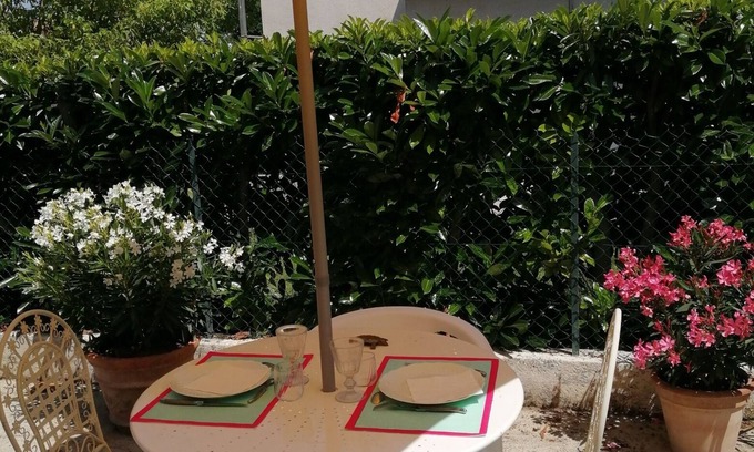 Saint-Georges-de-Didonne Villa | Apartment in a villa with garden, beaches 800m away