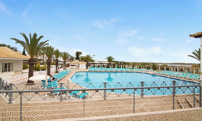 Cabanas Apartment | Apartment 'Golden Ocean' with Shared Pool, Wi-Fi and Air Conditioning