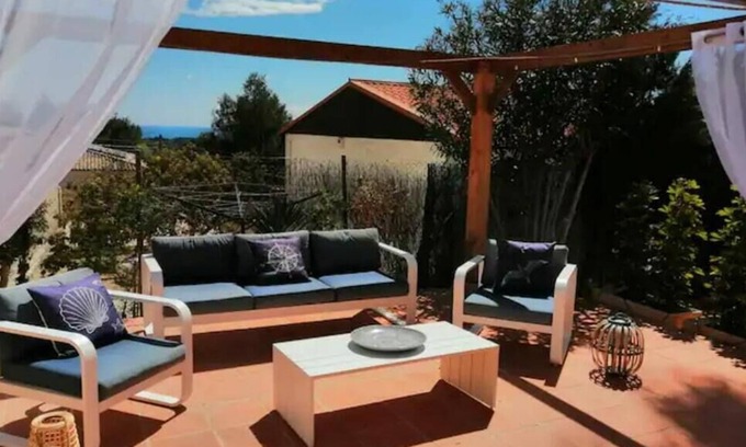 Bell Horizo Apartment | Apartment 'House of Barnaby' with Sea View, Shared Pool, A/C & Wi-Fi