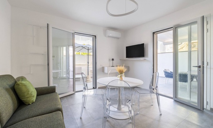 Torre dell'Orso Apartment | Apartment 'I Faraglioni' with Private Terrace, Wi-Fi and Air Conditioning