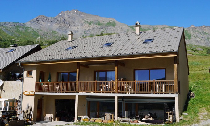 Villar-d'Arene Apartment | Apartment in a mountain chalet, Villar d'Arène, Pays de la Meije/col du Galibier