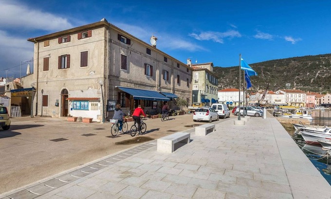 Cres Apartment | Apartment in Cres near Old Town & Beach