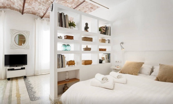 La Sagrada Familia Apartment | Apartment in La Sagrada Familia, well connected. With AC and WiFi. Offer