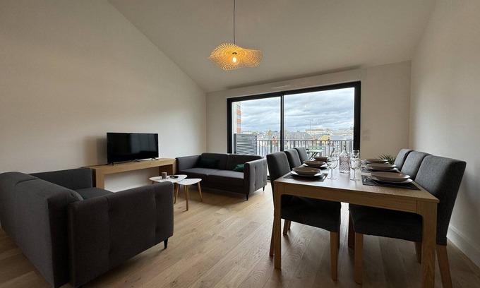 Republique Apartment | Apartment in Le Mans with Terrace Views