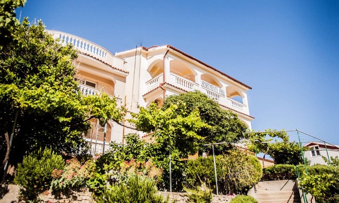 Lopar Apartment | Apartment in Lopar with Balcony, Air condition, WIFI, Washing machine (186-3)