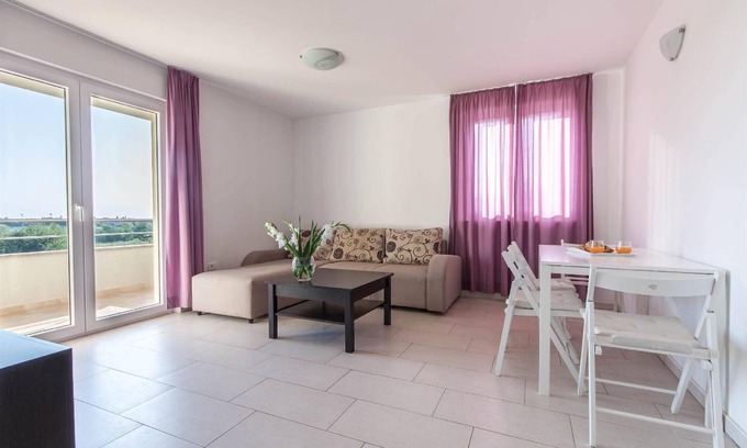 Monterol Apartment | Apartment in Monterol with Terrace and Garden