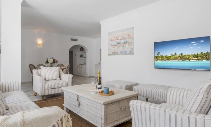 Puerto Banus Apartment | Apartment in Playas del Duque for 4 people | Casa Cadiz 208