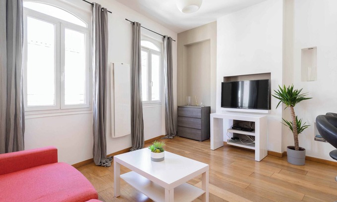 Hotel-de-Ville Apartment | Apartment in the heart of the Old Port
