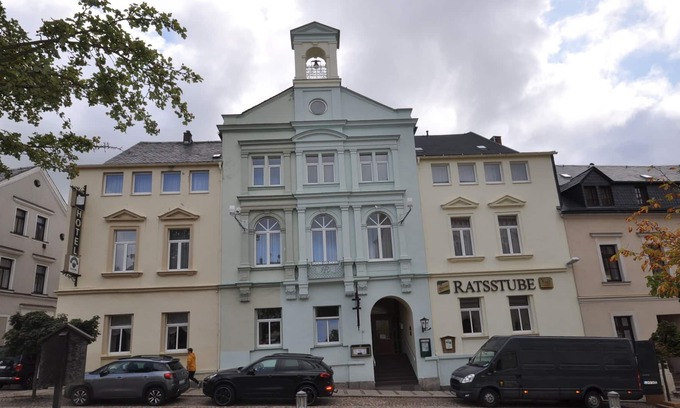 Eibenstock House | Apartment In The 'Hotel Ratskeller' with Balcony and Wi-Fi