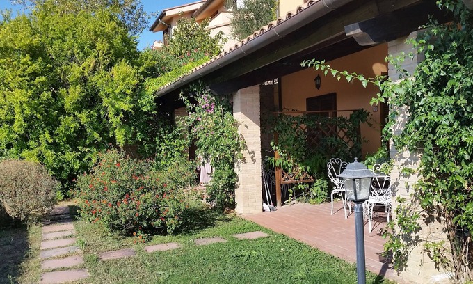 Pomaia Apartment | Apartment in townhouse with terrace and panoramic view, studio 3pers