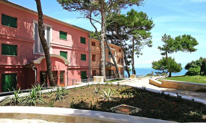 Veli Losinj Apartment | Apartment in Veli Lošinj by the Beach