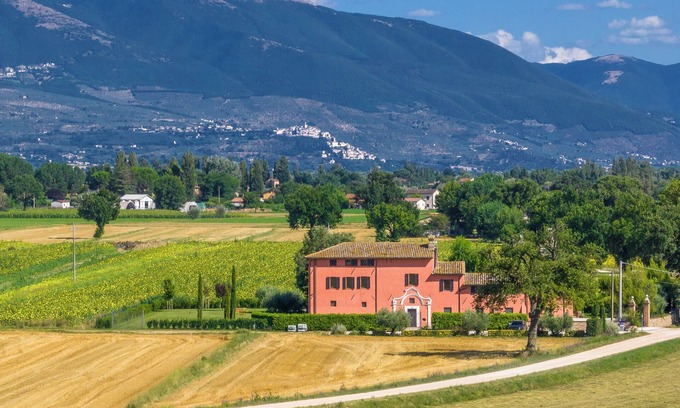 Guzman Villa | Apartment in villa with swimming pool, in the heart of Umbria