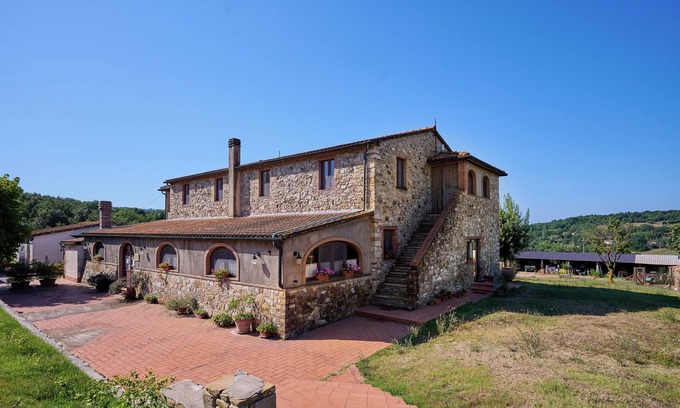 Monteverdi Marittimo Apartment | Apartment 'Agriturismo Tenuta Sant'Agnese' with Mountain View and Shared Garden