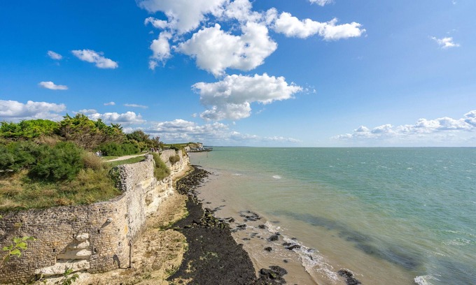 Talmont-sur-Gironde Apartment | Apartment 'Joli Appartement, Beau Village' with Sea View and Wi-Fi