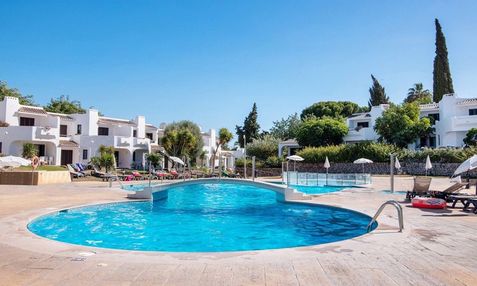Alpouvar Apartment | Apartment 'Kyara' with Shared Pool, Wi-Fi and Air Conditioning