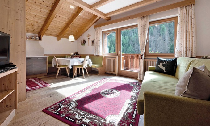 La Valle Apartment | Apartment Lüch da Mirio App Fanes with Mountain View, Garden & Wi-Fi