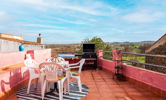 Perena Apartment | Apartment 'La Plazuela De Mari II' with Balcony and Wi-Fi