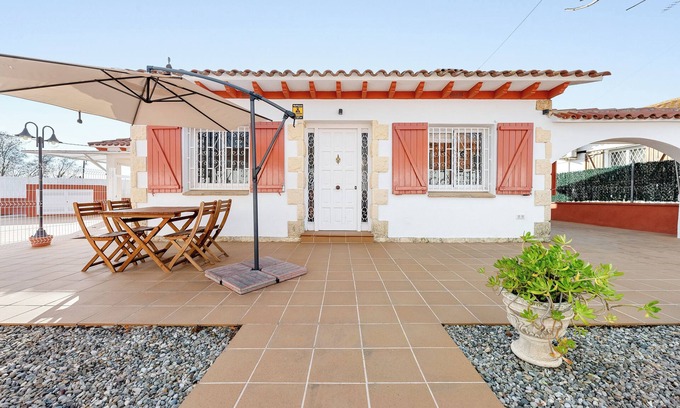 Banyeres del Penedes Ski Chalet | Apartment 'La Lola' with Private Terrace, Wi-Fi and Air Conditioning