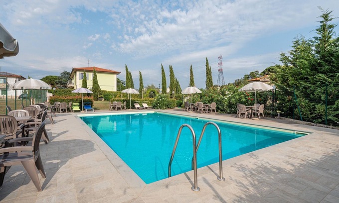 Altopascio Apartment | Apartment 'La Palazzina Della Meridiana' with Shared Pool, Wi-Fi and Air Conditioning