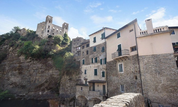 Dolceacqua Apartment | Apartment "La stanza segreta platinum" with Balcony & Wi-Fi