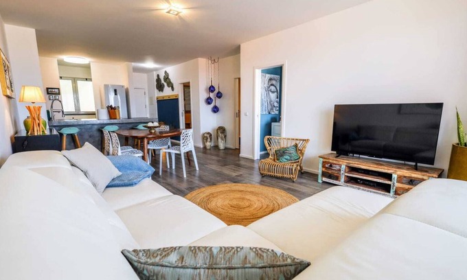 Vila Baleira Apartment | Apartment "La Voce del Mare" with Sea View, Private Terrace & Wi-Fi