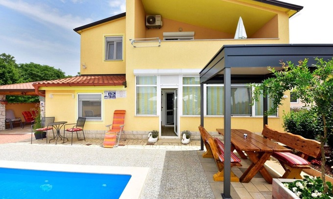 Nova Vas Apartment | Apartment Laura A with shared pool