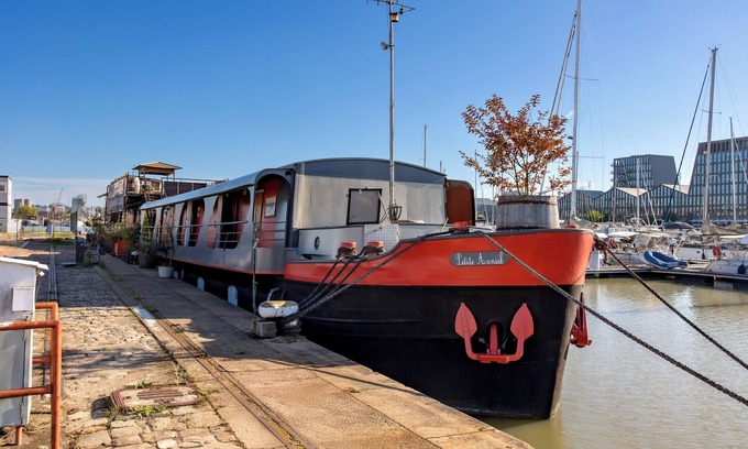 Bassins a Flot Apartment | Apartment 'Le Carre Du Marinier' with Lake View, Shared Terrace and Wi-Fi