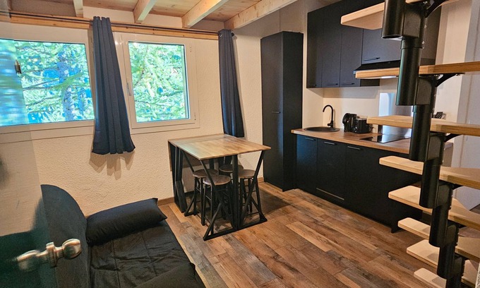 Isola Apartment | Apartment 'Les Pins Cembro' with Mountain View and Wi-Fi