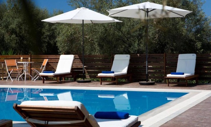 Kavallos Apartment | Apartment 'Maistros Maisonette' with Shared Pool, Wi-Fi and Air Conditioning