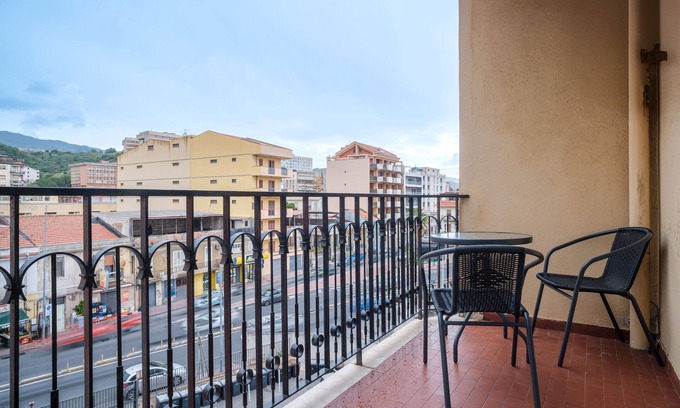 Messina Apartment | Apartment 'Messina' with Balcony, Wi-Fi and Air Conditioning
