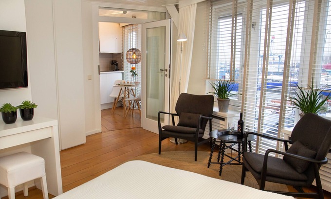 Monnickendam Apartment | Apartment near Amsterdam Luxe Hafenzimmer quiet location "Apartments-Waterland"