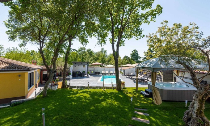 Kukci Apartment | Apartment Oliveto with pool in Porec