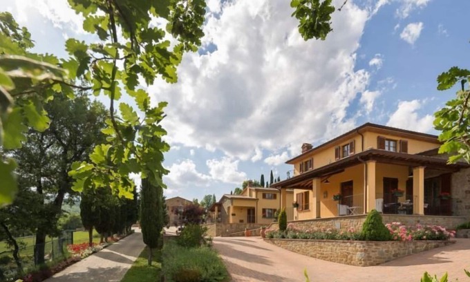 Ponte Buriano Apartment | Apartment on two levels with large garden, swimming pool with whirlpool, Wi-Fi access, air condition