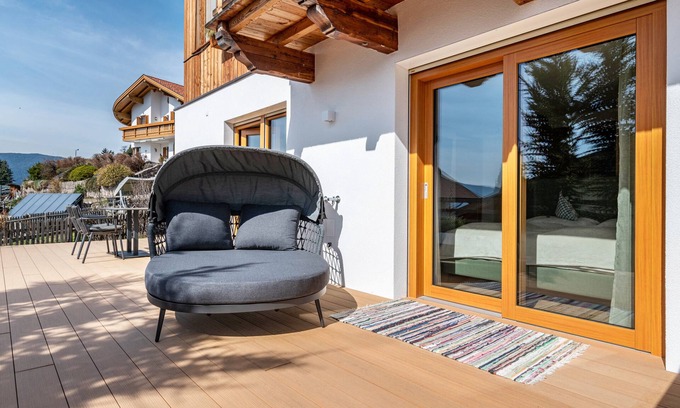 Lajen Apartment | Apartment 'Pear Luxury' with Mountain View, Private Garden and Wi-Fi