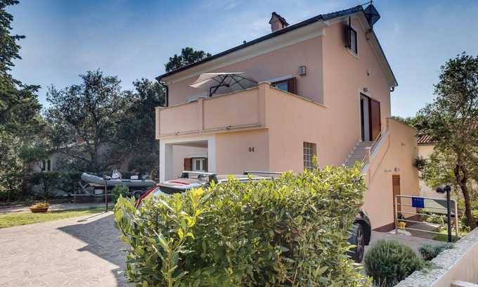 Cunski Apartment | Apartment Pineta 3, offers you comfort for your ideal vacation, located in Artatore.