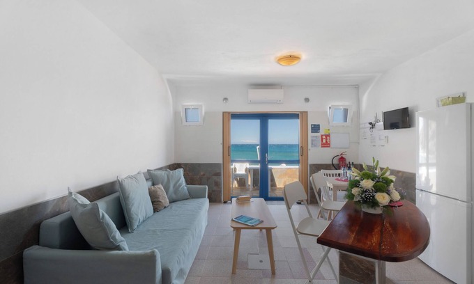 Alojera Apartment | Apartment 'Playa Azul - 4' with Sea Views, Wi-Fi and Air Conditioning