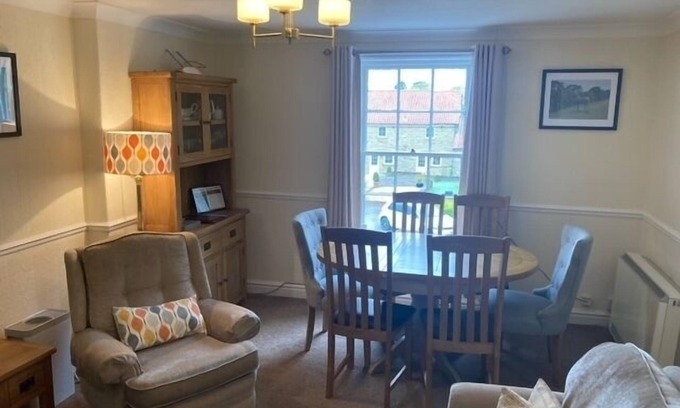 Thirsk Apartment | Apartment-Private Bathroom-Cleveland