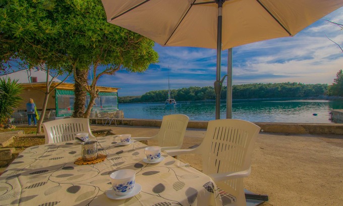 Punta Kriza Apartment | Apartment Punta Blue only 5m from the sea, island Cres