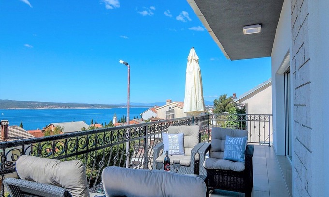 Selce Apartment | Apartment Queens III with Sea View in Selce