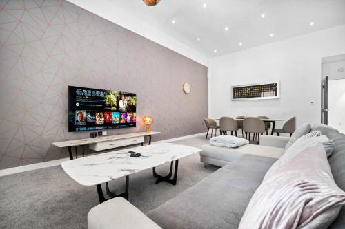 Birmingham Apartment | Apartment - Secure Parking - Gated Development - Near JQ & Birmingham City Centre - Top Rated - Flower Wall - 12SH